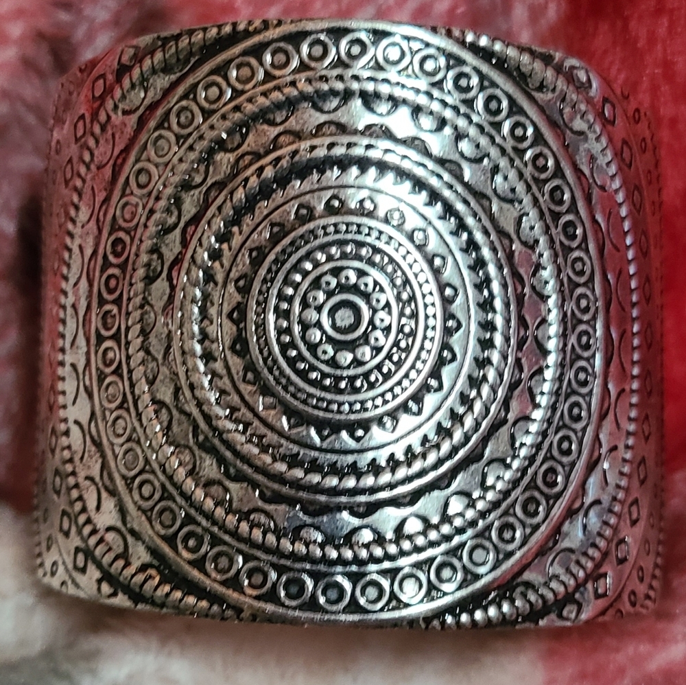 AZTEC DESIGN SILVER PLATED OVER ZINC CUFF